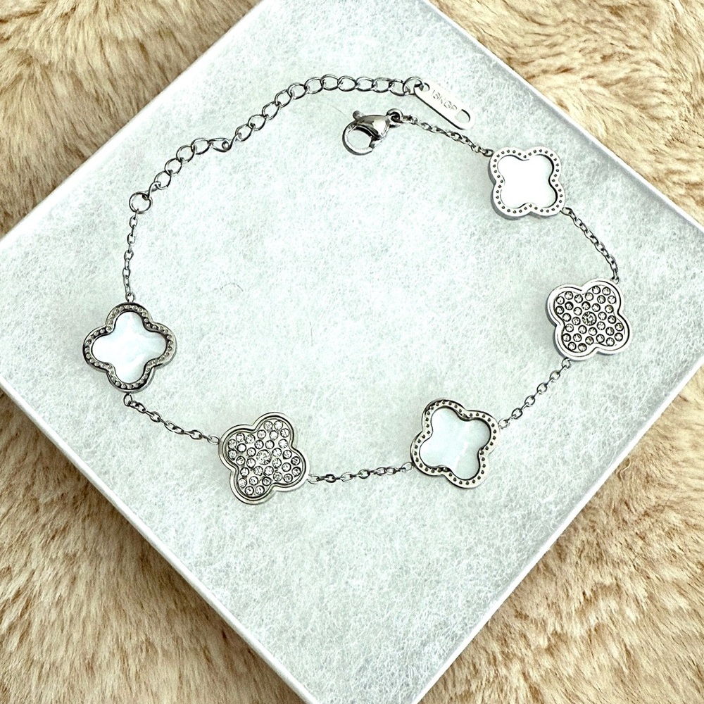 Clover Style Fashion Bracelet.